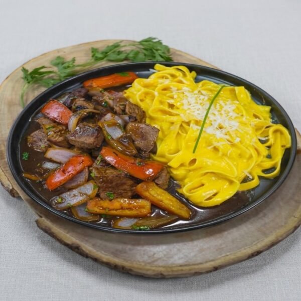 tallarin huancaino lomo saltado