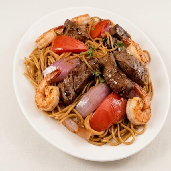 tallarin camarones y carne